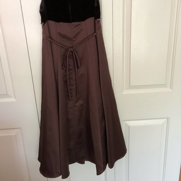 Isobella & Chloe Formal Dress - Picture 2 of 6